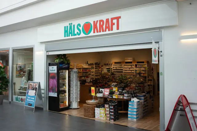 Entrén till Hälsokraft i Orminge Centrum, med butikens skylt och sortiment innanför dörren