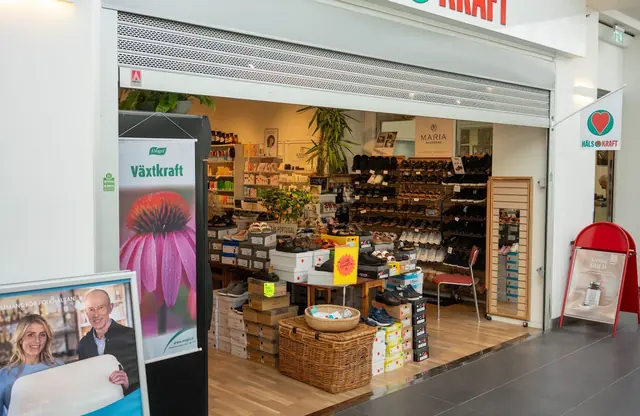 Entrén till Hälsokraft Orminge med skyltar och skoavdelningen innanför dörren