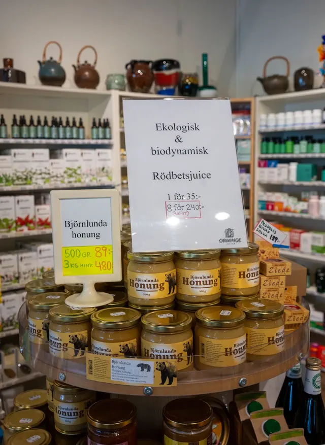 Burkar med Björnlunda honung på ett runt ställ i Hälsokraft Orminge