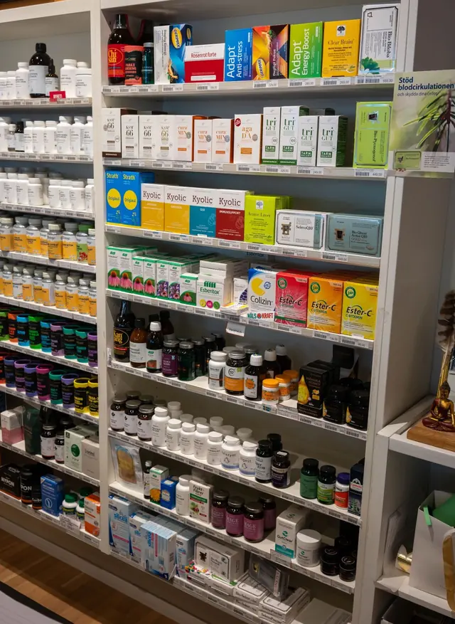 Hyllor med vitaminer, mineraler och andra kosttillskott i Hälsokraft Orminge
