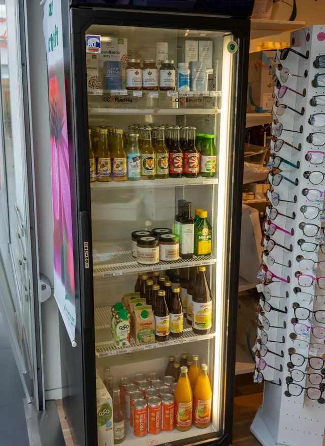 Kylskåp med juice, kombucha och kylda kosttillskott i Hälsokraft Orminge