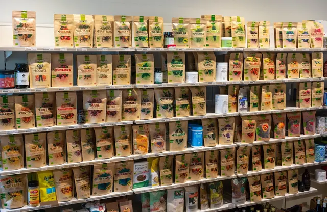 Hyllor med Rawpowders pulver, bär, kryddor och nötter i Hälsokraft Orminge
