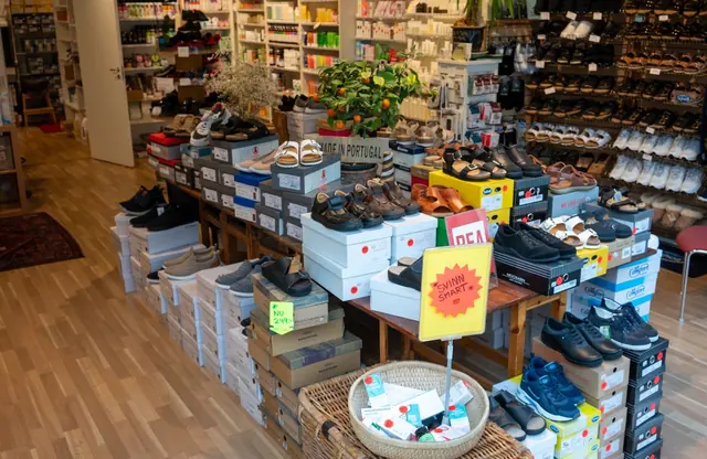 Skor och sandaler på kartonger och hyllor i Hälsokraft Orminges skoavdelning