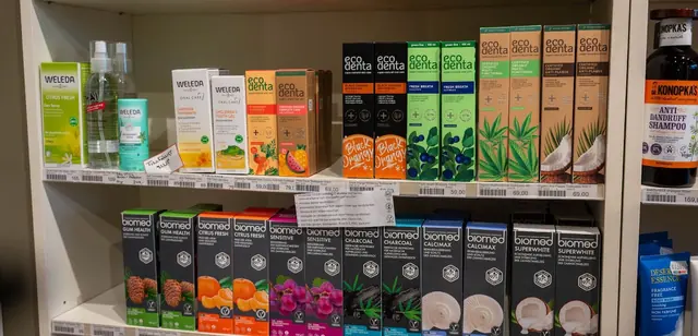Tandkräm från Weleda, Ecodenta och Biomed på hyllor i Hälsokraft Orminge