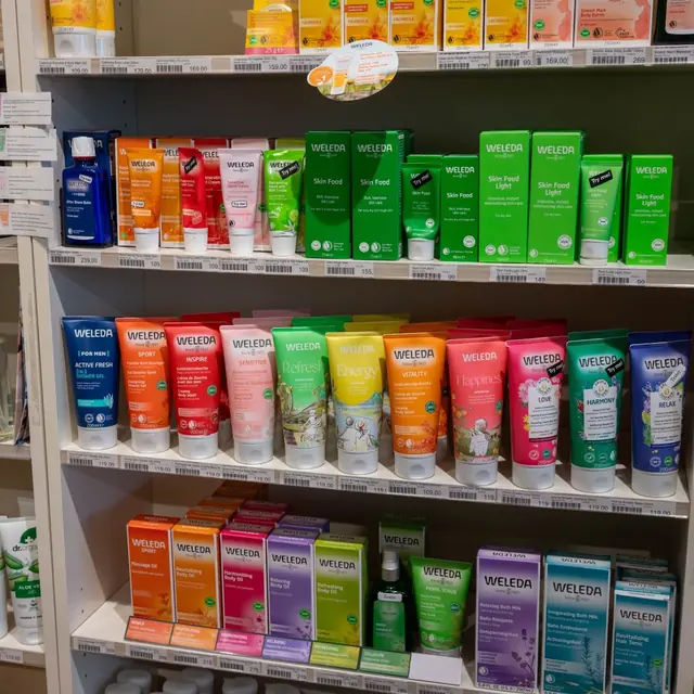 Weleda Skin Food, duschkrämer och kroppsoljor på hyllor i Hälsokraft Orminge